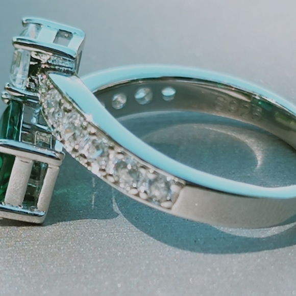 COPY - 1ct cultivated emerald S925 sterling silver ring adjustable. - Picture 6 of 10